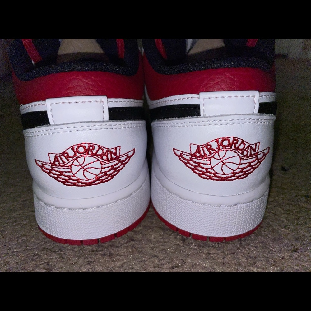 Air Jordan 1s Mid - Picture 6 of 8